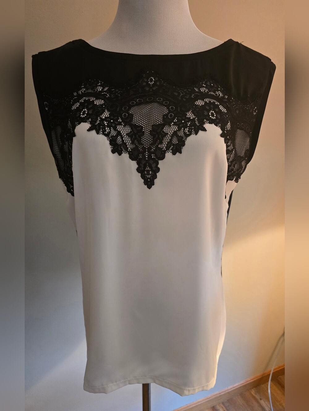 Lauren Conrad Top~White/Black Lace~Beautiful Large